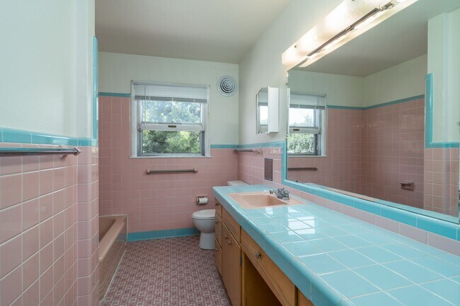 Building Photo - Private Residential Unit Above Deek's Pizza!