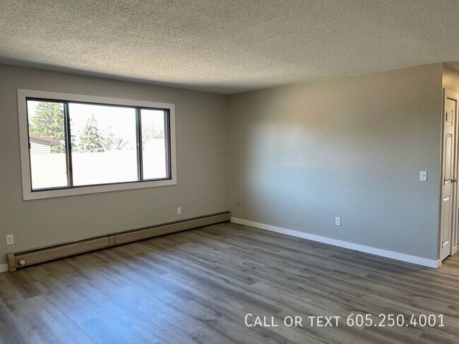 Building Photo - Newly Renovated 2 Bedroom Apartment