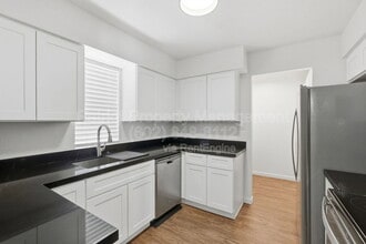 Building Photo - 231 N Robson