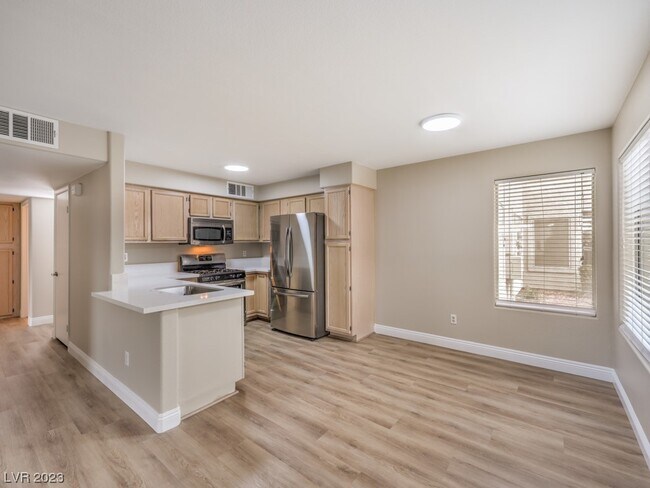 Foto del edificio - 3425 E Russell Rd