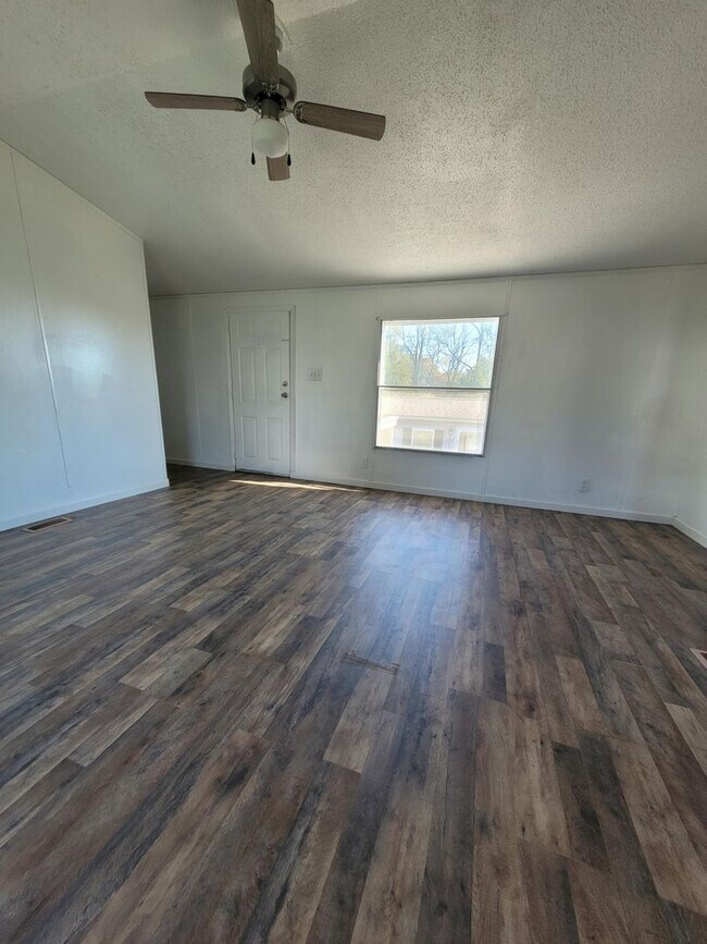 Building Photo - 3 bedroom 2 bathroom Mobile Home