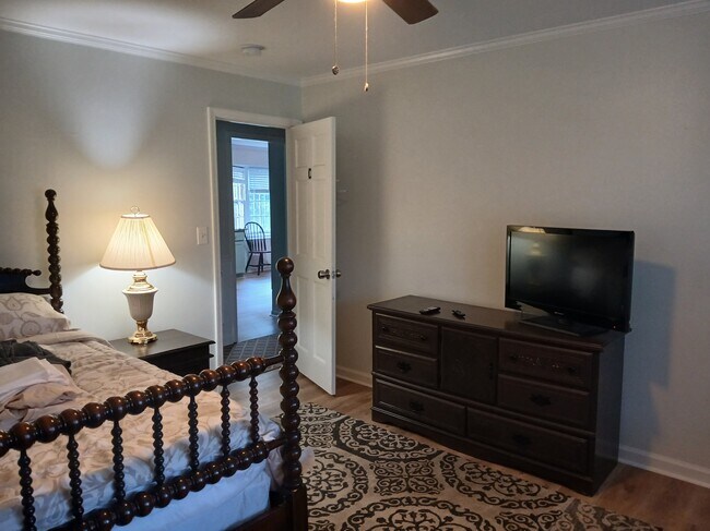 Habitación C - Cómoda/Televisor - 3634 Riley Rd