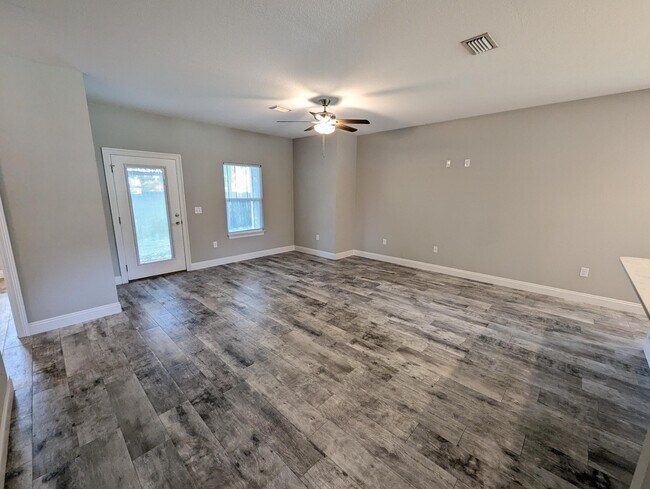 Foto del edificio - 2219 Wind Trace Rd N