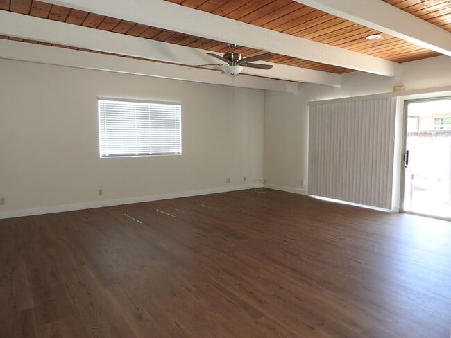 Building Photo - Large 3bd