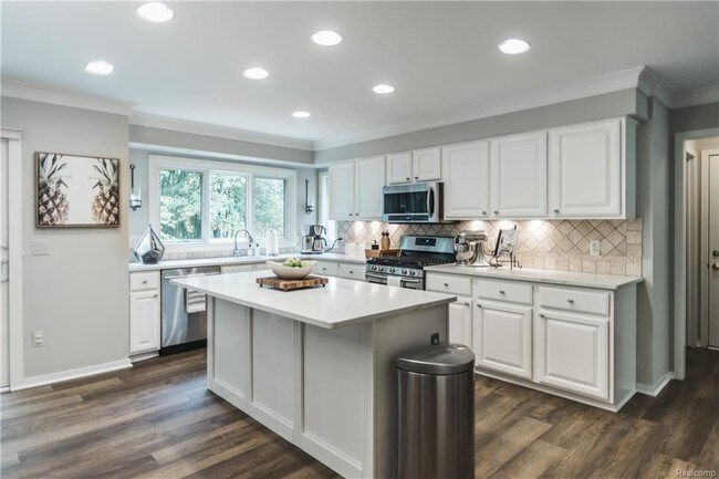 Building Photo - 6497 Basswood Dr