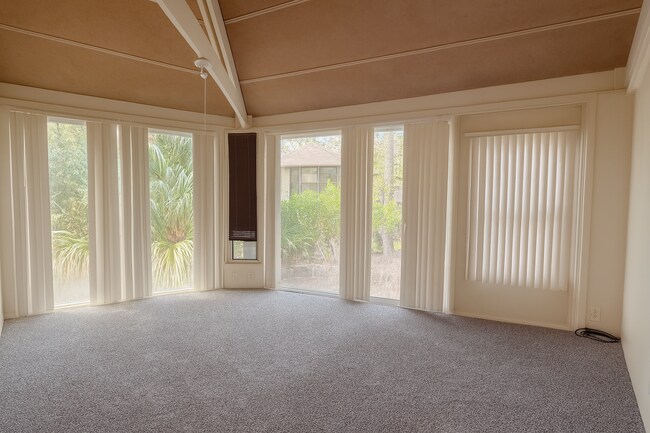 Foto del edificio - Charming 2-Bed, 2-Bath Treehouse in Haines City- Cozy 800 Sq. Ft. Haven!