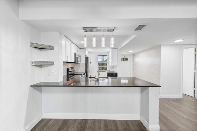 Foto del edificio - 10120 Boca Entrada Blvd