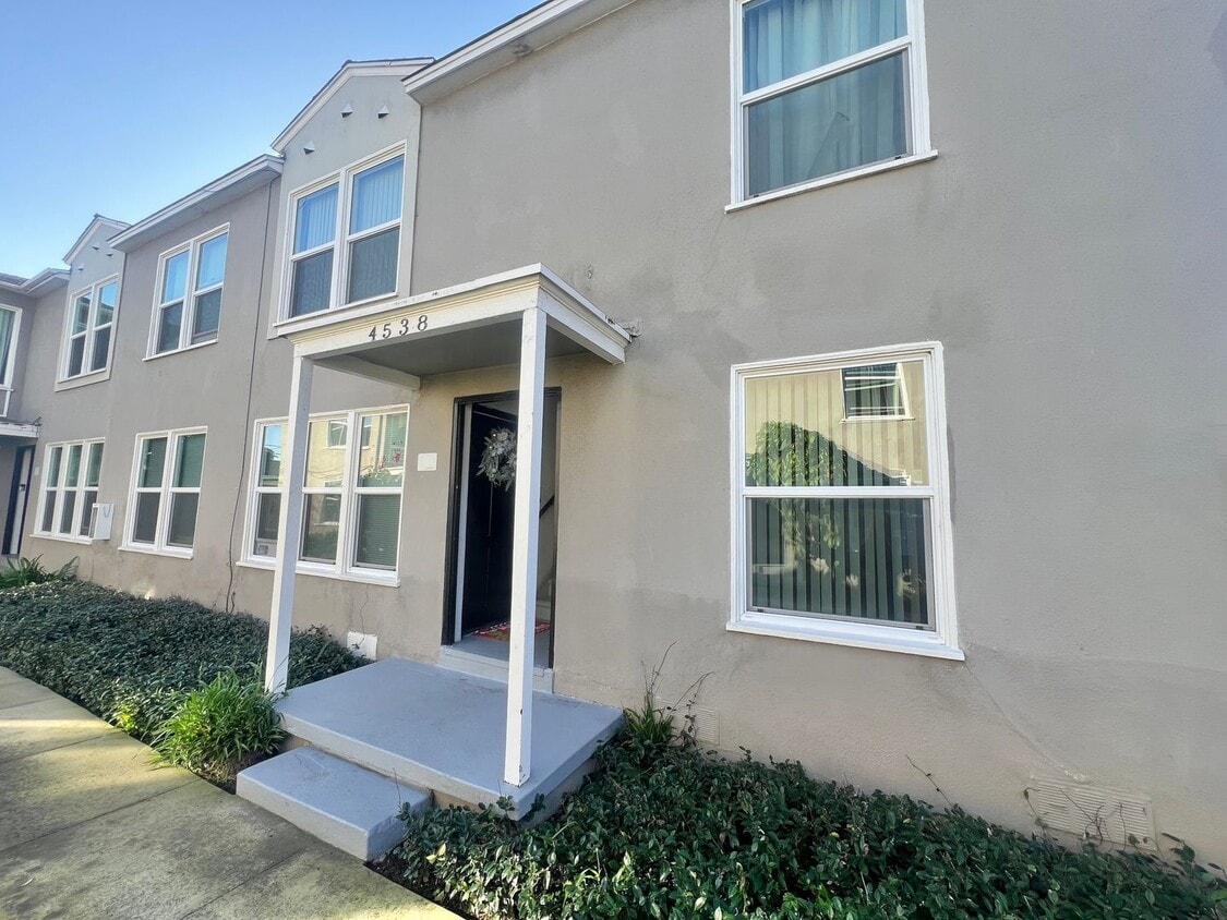 Building Photo - 4538-4548 N Banner Dr