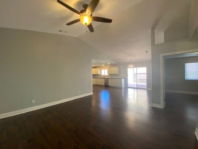 Foto del edificio - 3 BEDROOM WITH A DEN PROPERTY FOR RENT!