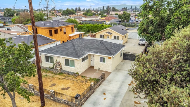 Building Photo - 4748 Garrick Ave