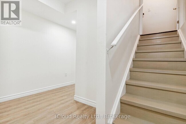 Building Photo - 7 Salt Crk Tsse.