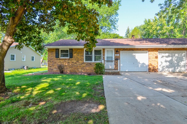 Building Photo - 825 Smits St