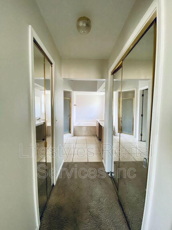 Building Photo - 8943 Country Bend Cir N