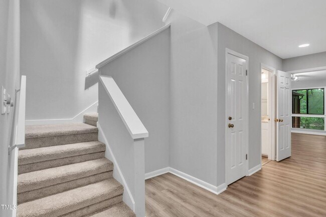 Building Photo - Spacious and Renovated 3BR Townhome in Cha...