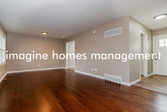 Building Photo - Pet-Friendly 3 Bedroom Home in Overland Park!
