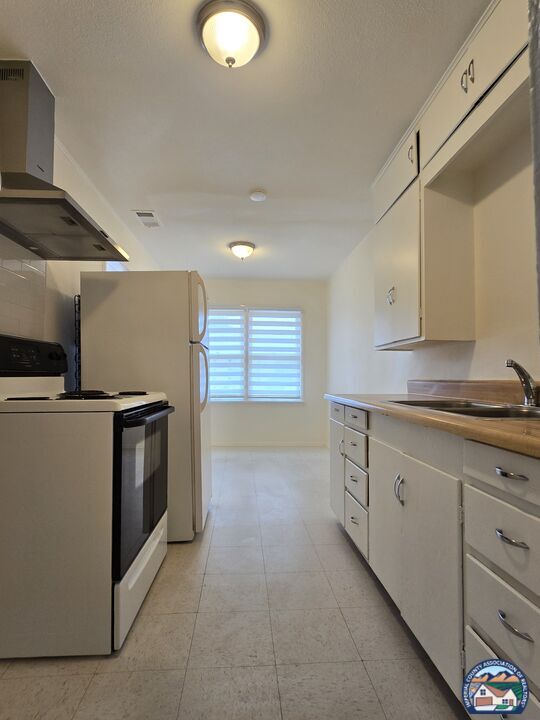 Foto del edificio - 1018 W Commercial Ave