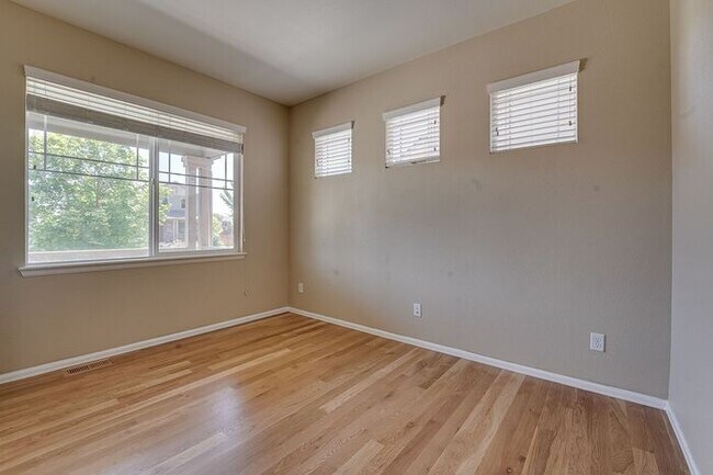 Building Photo - Beautiful 4 Bedroom 3.5 Bathroom Home