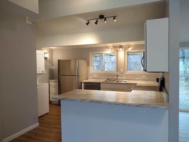 Building Photo - 121 E Ridgeview Dr
