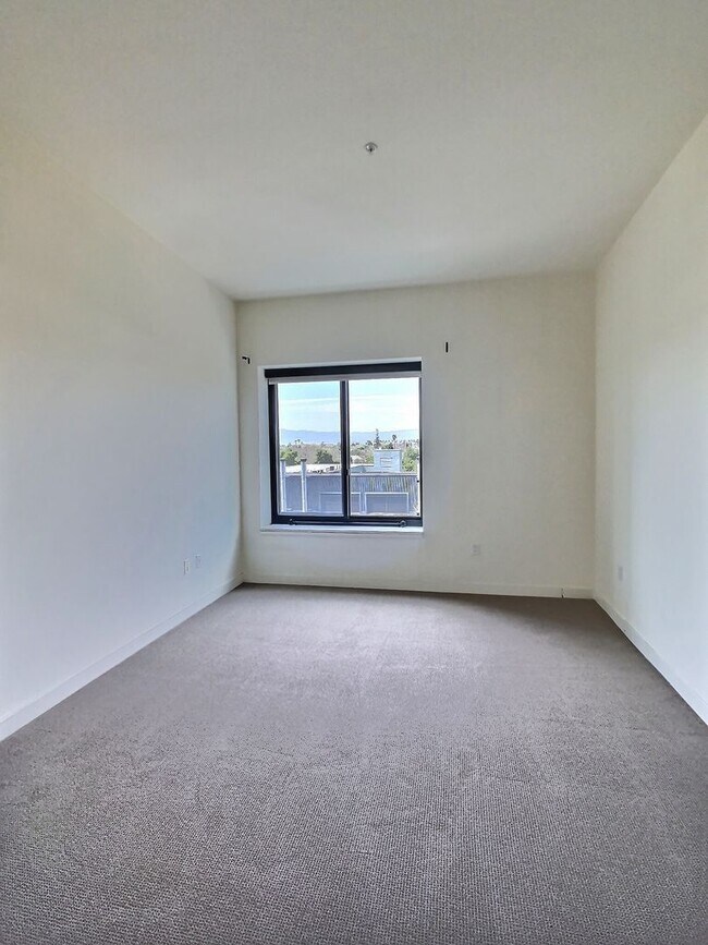 Building Photo - Top-Floor Sunset Facing 2 Bedroom Condo Fo...