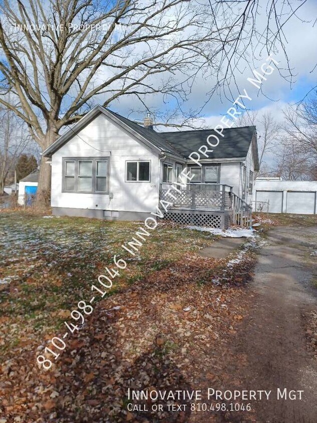 Large 2 bedroom Home with Multicar Garage House Rental in Flint