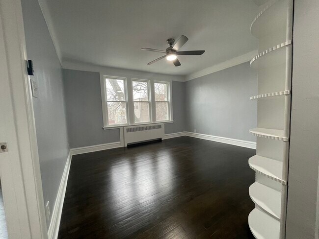 Building Photo - 3420 W Waveland Ave
