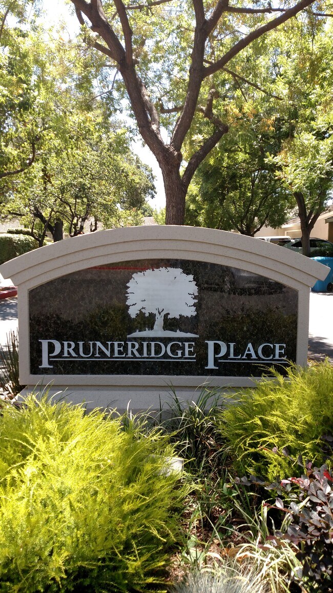 Entrance Sign - 2417 Golf Links Cir