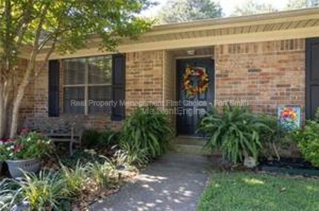 Building Photo - 306 Elfen Glen St