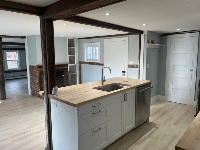 Building Photo - 434 Hurlbutt St