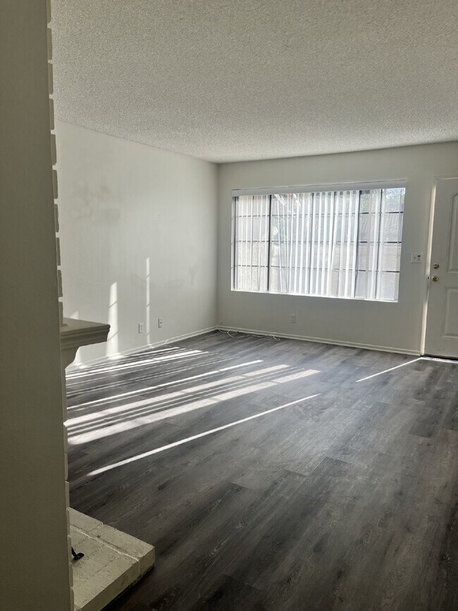 Building Photo - 480 Las Palomas Dr