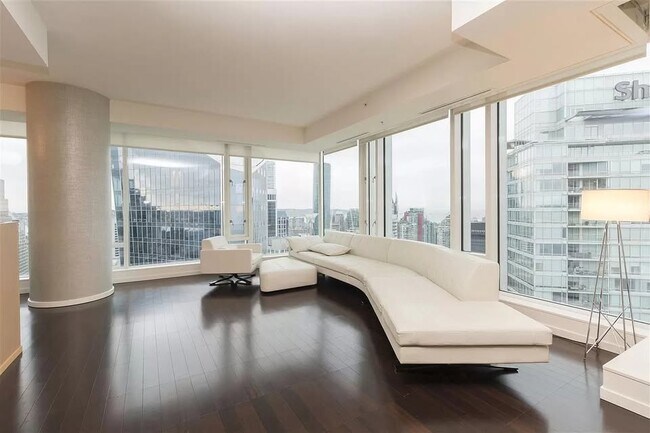 Photo du bâtiment - 1011 Cordova St W