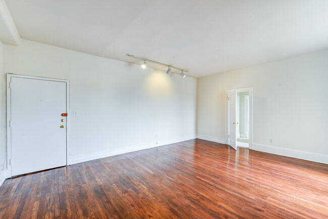 Building Photo - Massive Columbia Heights 785 Square Foot O...