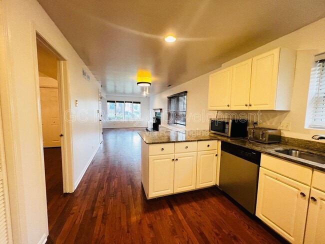 Building Photo - 1756 W Roscoe St