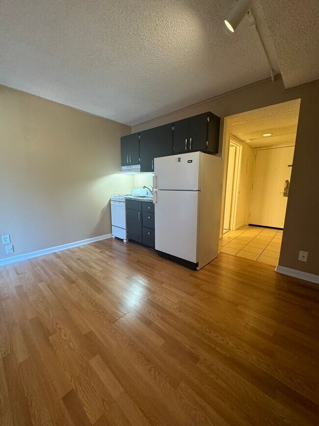Building Photo - Leasing for 2024-2025! $1125 per month! Un...