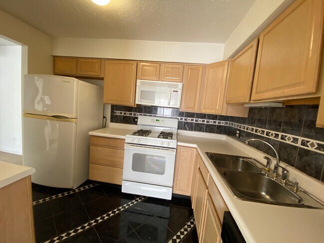 Foto del edificio - 120 S La Londe Ave