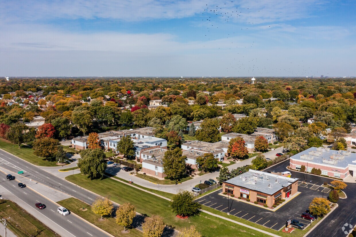 Farmingdale North Condos Apartments in Downers Grove, IL