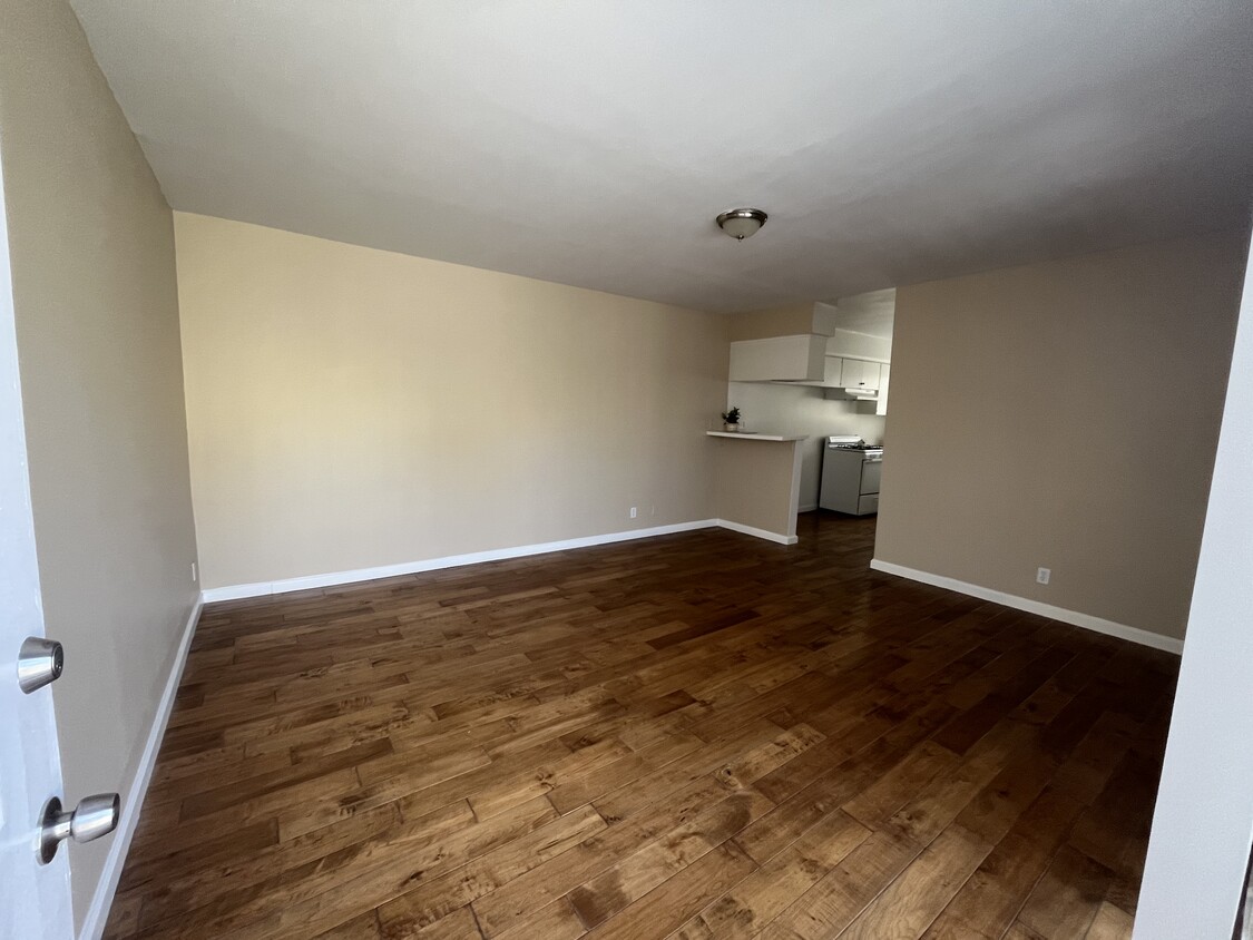 Primary Photo - 6939 Hazeltine Ave