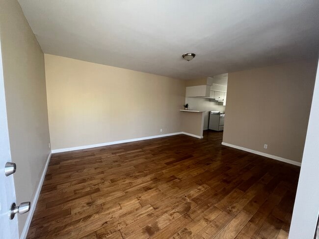 Building Photo - 6939 Hazeltine Ave