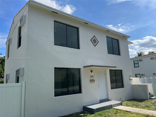 Foto del edificio - 860 NE 124th St
