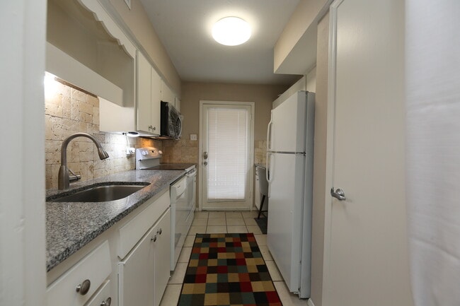 Building Photo - 7727 Meadow Park Dr
