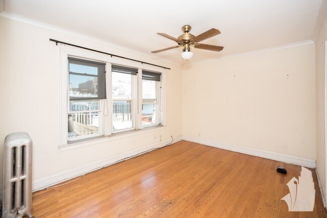 Building Photo - 2015 W Ainslie St