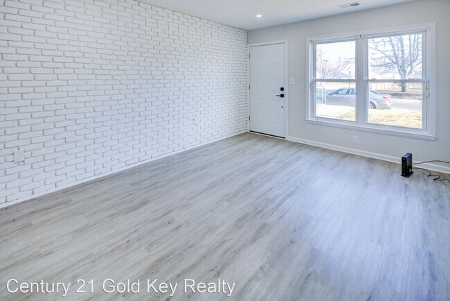 Building Photo - 3 br, 1 bath House - 7 Simonds Drive