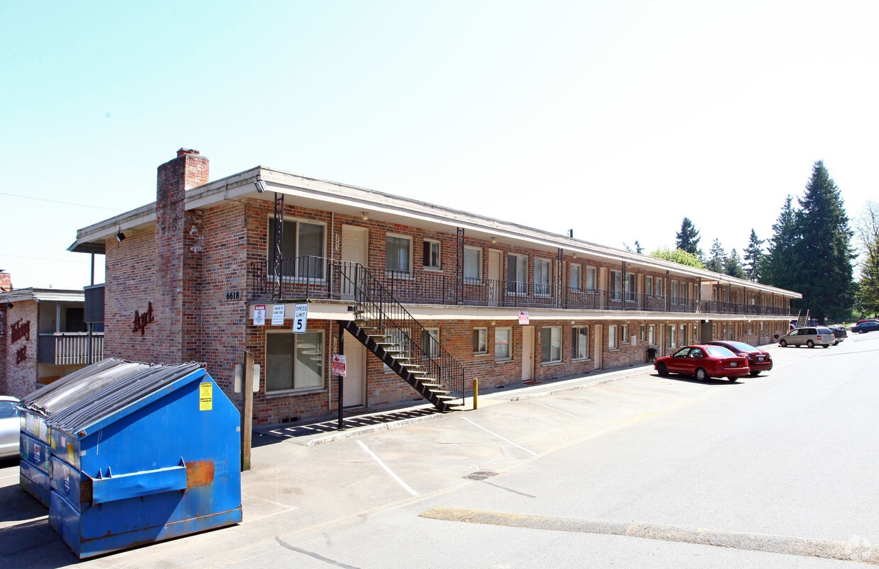 Primary Photo - Viking 202 Apt