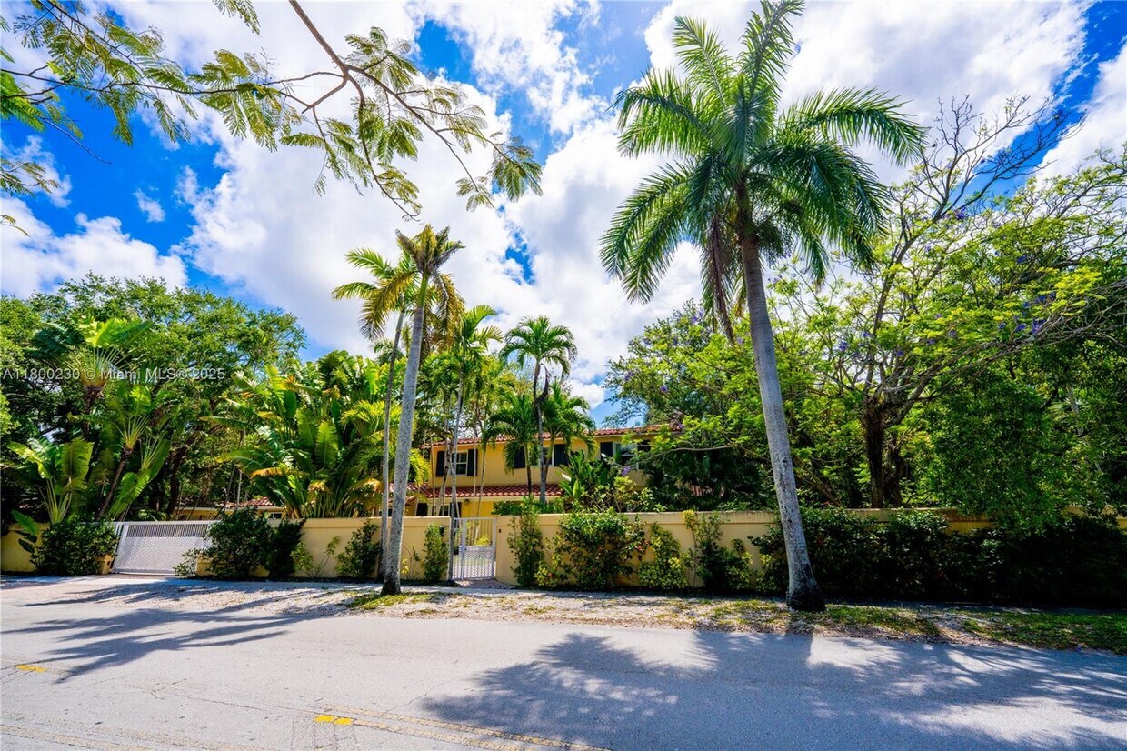 Foto principal - 2855 SW 17th Ave