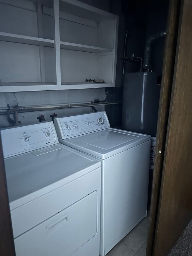 Foto del edificio - Large main floor 1 bed apt with attached g...