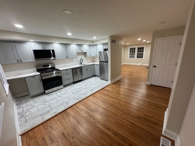 Kitchen & Dining Area - 333 Mary St