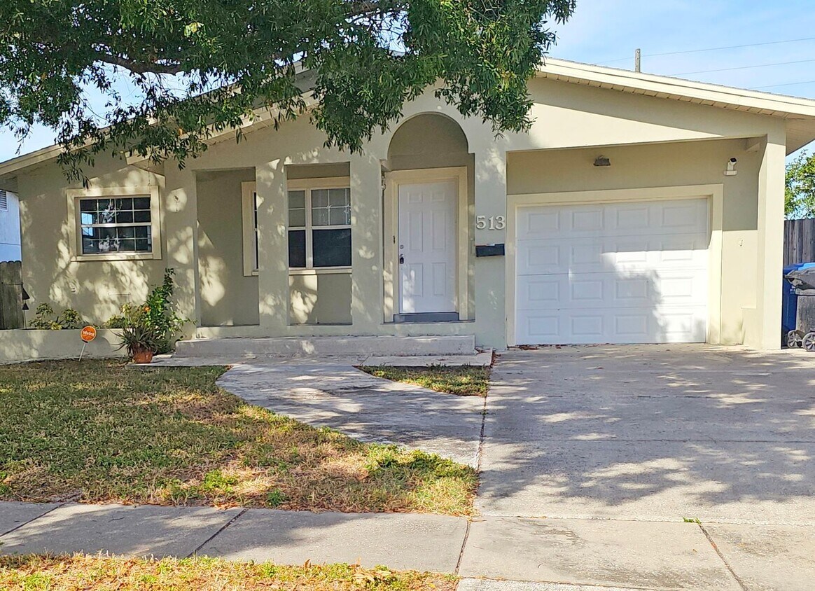 Foto principal - 3 Bedroom 2 Bath 1 Car Garage Home in St. ...