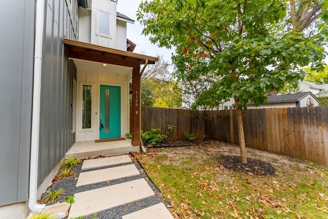 Building Photo - Modern 3 bed / 2.5 bath home in East Austin