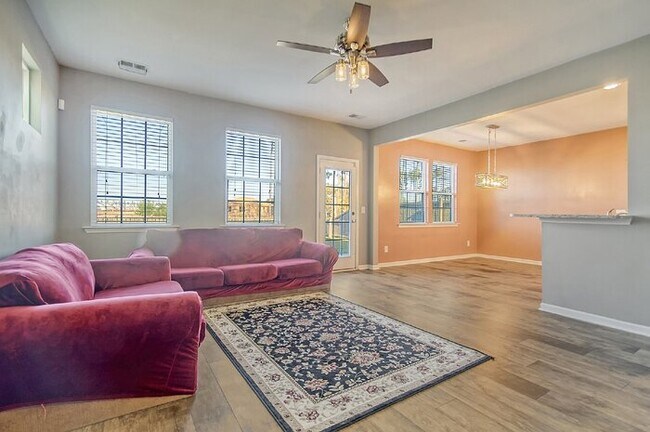Foto del edificio - 838 Redbud Ln
