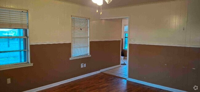 Building Photo - 4702 Lynch Dr