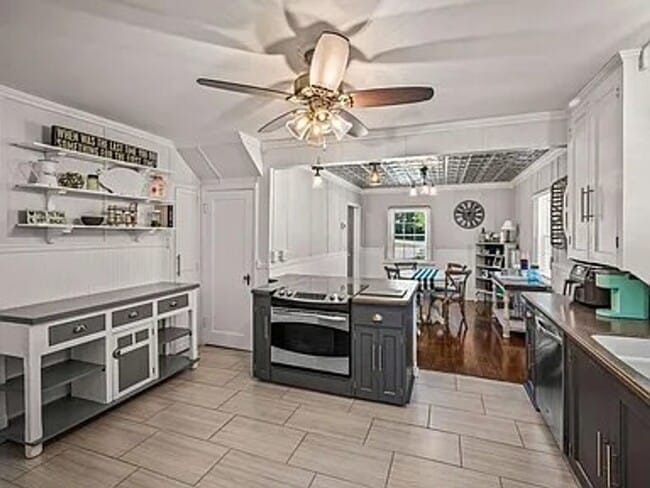 Building Photo - Incredible, executive, fully furnished, im...